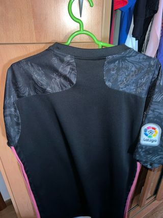 Camiseta negra con detalles rosas