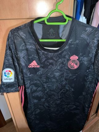 Camiseta negra con detalles rosas