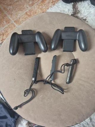 Nintendo Switch con controles y protectores