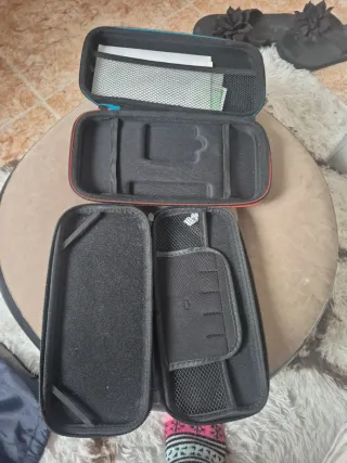 Nintendo Switch con controles y protectores