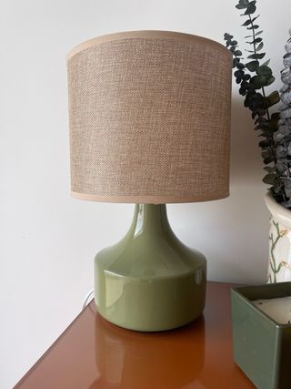 Lámpara de mesa cerámica verde y yute