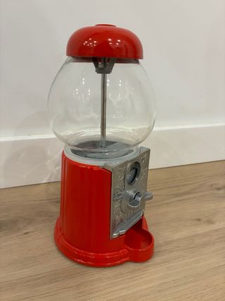 Máquina de chicles roja y cristal
