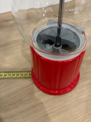 Máquina de chicles roja y cristal