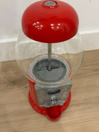 Máquina de chicles roja y cristal