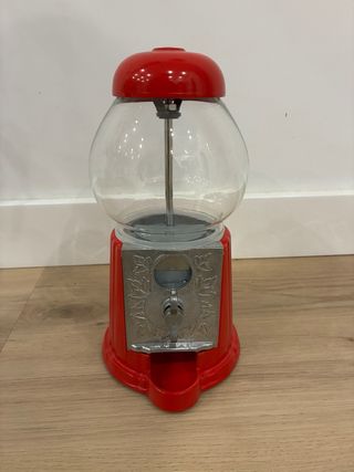 Máquina de chicles roja y cristal