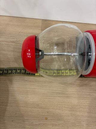 Máquina de chicles roja y cristal