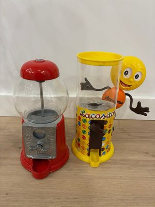 Máquina de chicles roja y cristal