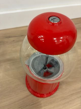 Máquina de chicles roja y cristal