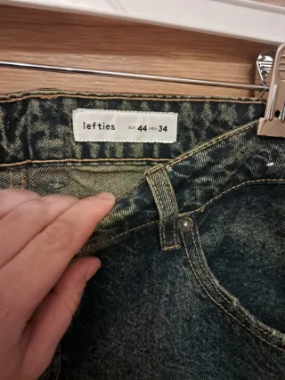 Pantalón vaquero desgastado