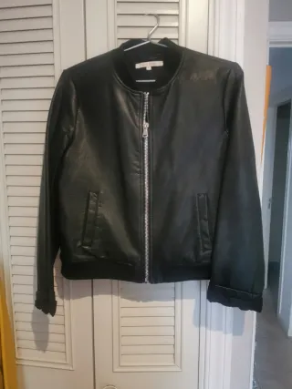 Chaqueta efecto piel verde Zara cuatro x 30euros