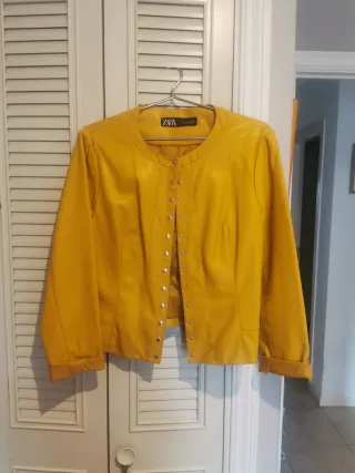 Chaqueta efecto piel verde Zara cuatro x 30euros