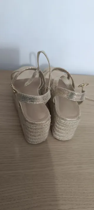 Sandalias doradas cuña