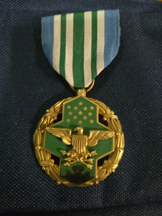 Medalla militar antigua con cinta