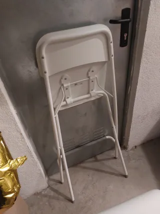 Dos banquetas plegables blancas. 2 unid  44 €