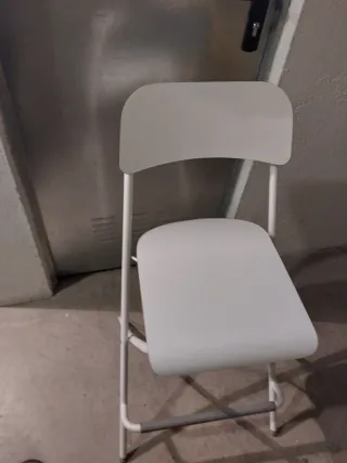 Dos banquetas plegables blancas. 2 unid  44 €