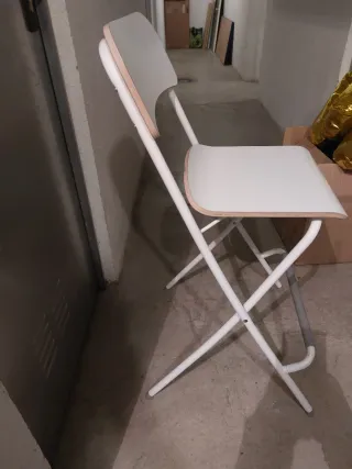 Dos banquetas plegables blancas. 2 unid  44 €