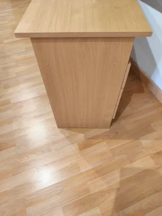 Scrivania in legno con cassetti