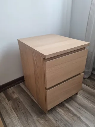 Mesita de noche de madera