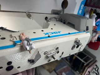 Máquina de coser industrial JACK A4
