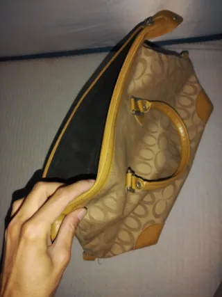 Bolso de mano beige y marrón con estampado