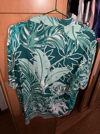 Camisa verde con estampado tropical