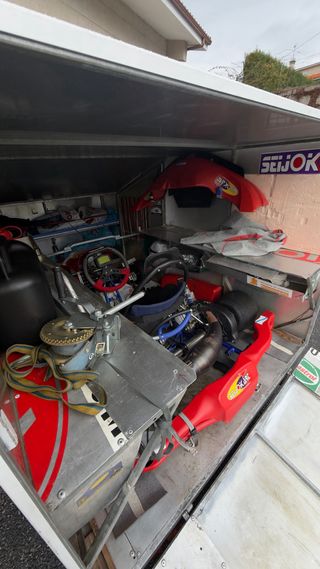 Kart de competición y remolque con accesorios