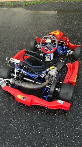 Kart de competición y remolque con accesorios