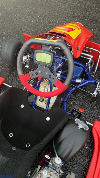 Kart de competición y remolque con accesorios