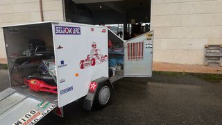 Kart de competición y remolque con accesorios