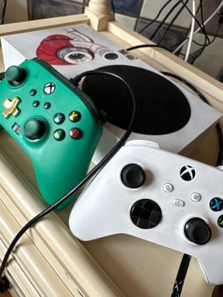 Xbox Series S con 2 mandos (usada)