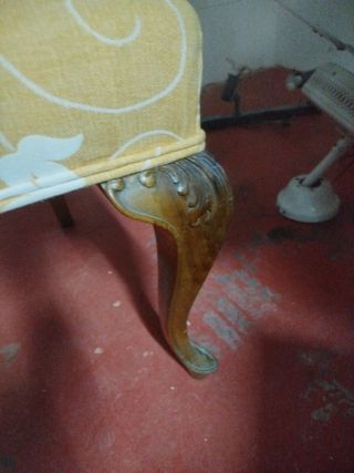 Butaca de madera con reposabrazos