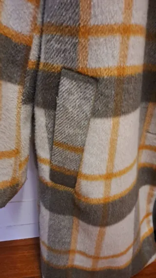 Abrigo cuadros ONLY gris y amarillo