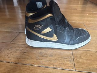 Zapatillas Jordan Air Negras y Doradas