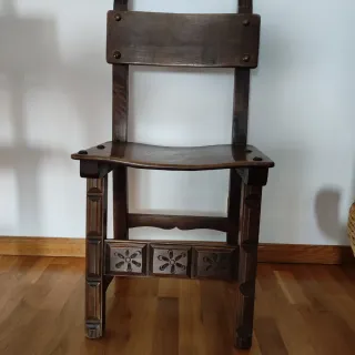 6 Sillas de madera rústica tallada