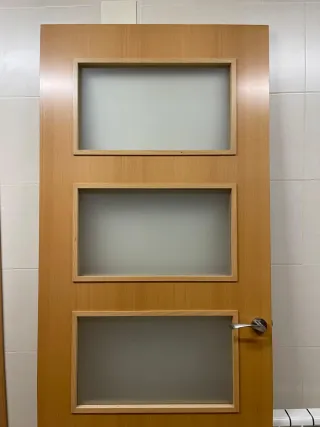 Puerta de madera con 3 cristales