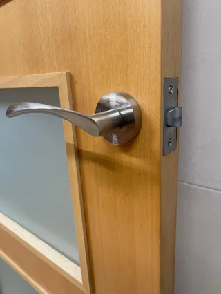 Puerta de madera con 3 cristales