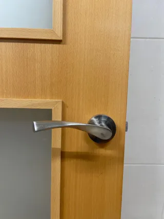 Puerta de madera con 3 cristales