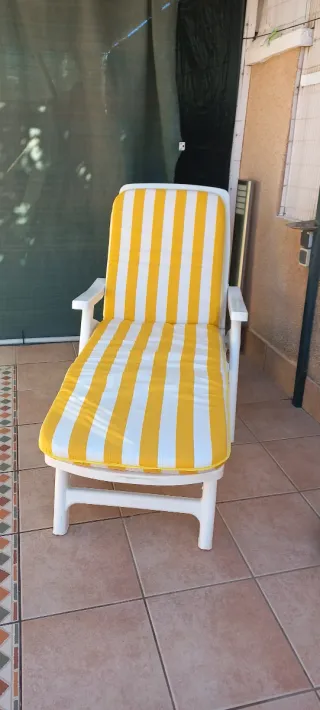 Hamaca de resina blanca con colchoneta pleglable