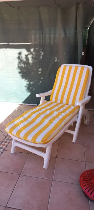 Hamaca de resina blanca con colchoneta pleglable