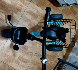 Triciclo infantil azul con cesta