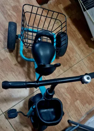 Triciclo infantil azul con cesta