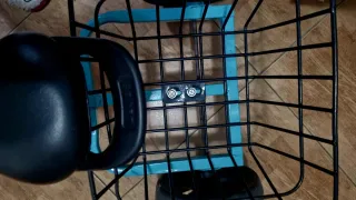 Triciclo infantil azul con cesta