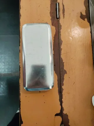 Reloj plateado y negro con su caja