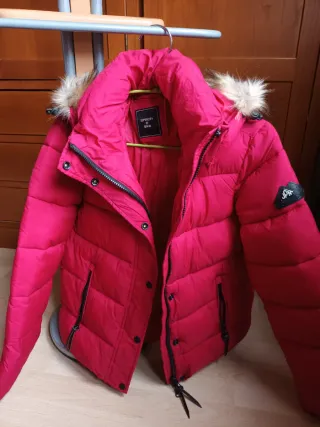 Chaqueta Superdry rosa con capucha