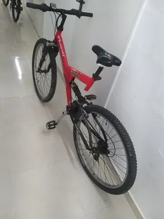 Bicicleta de montaña roja
