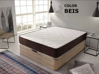 Colchón y canapé de madera