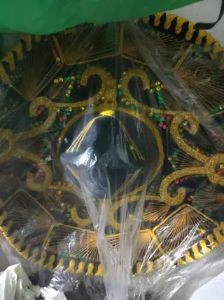 Sombrero de mariachi negro y dorado con trenza