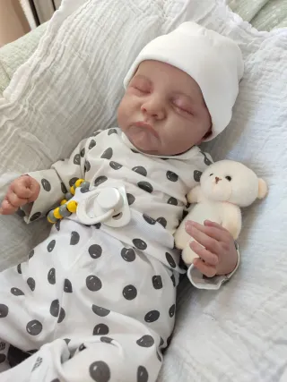 Bebé Reborn realista con accesorios