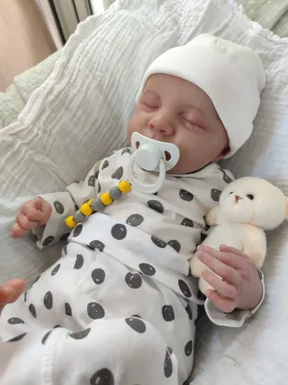 Bebé Reborn realista con accesorios