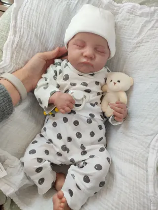 Bebé Reborn realista con accesorios